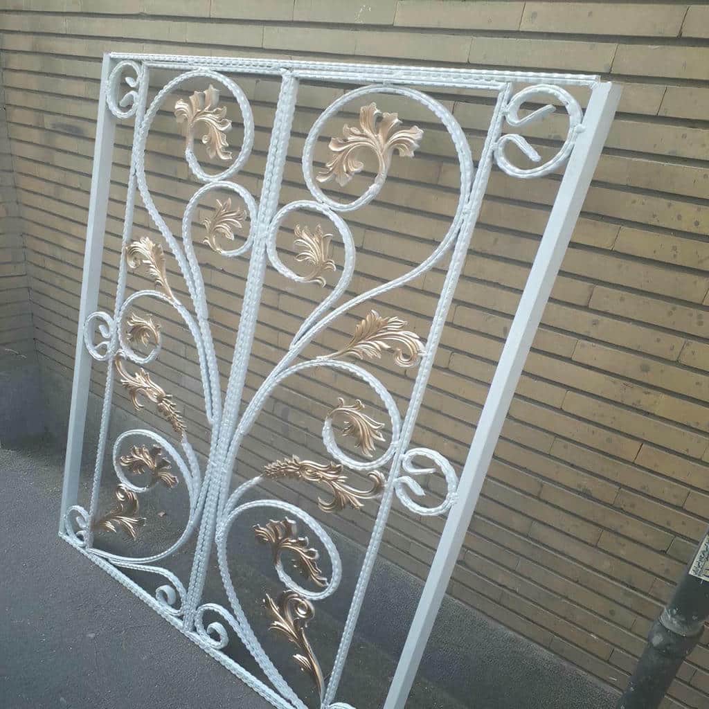نصب حفاظ پنجره کلاسیک طرح رومی روی نمای سنگی