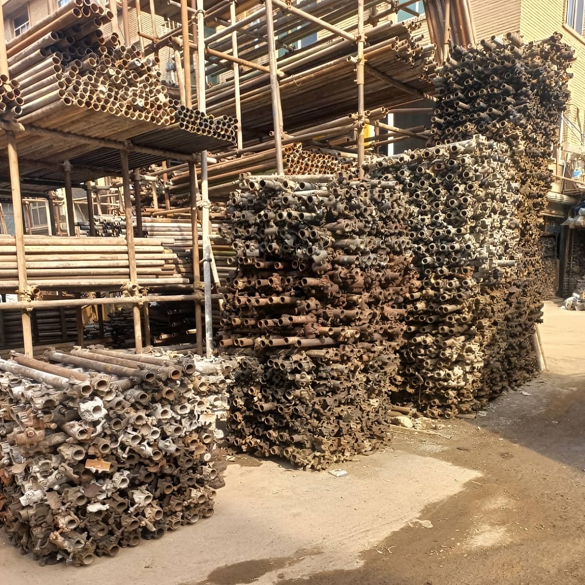 داربست حفاظتی برای محافظت عابر در برابر سقوط مصالح داربست حفاظتی برای محافظت عابر در برابر سقوط مصالح