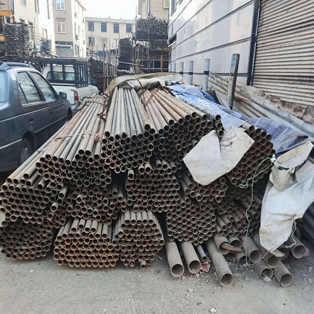لوله داربست روی زیرسازی مناسب برای جلوگیری از رطوبت
