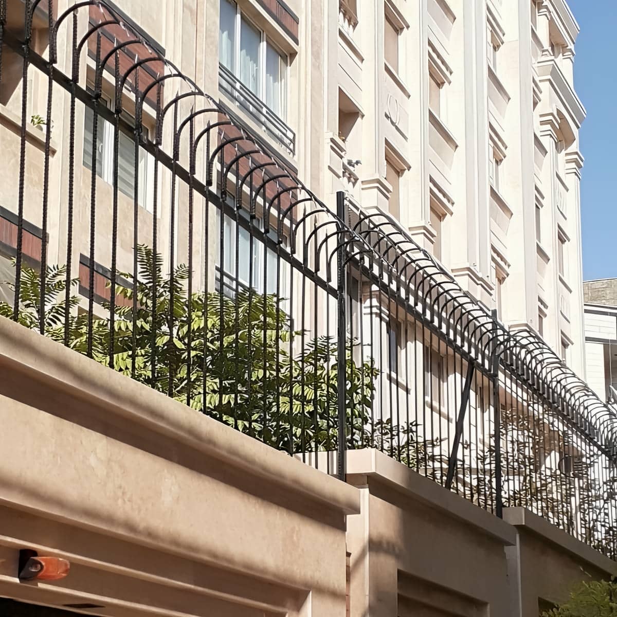 حفاظ سرنیزه ای دیوار حیاط