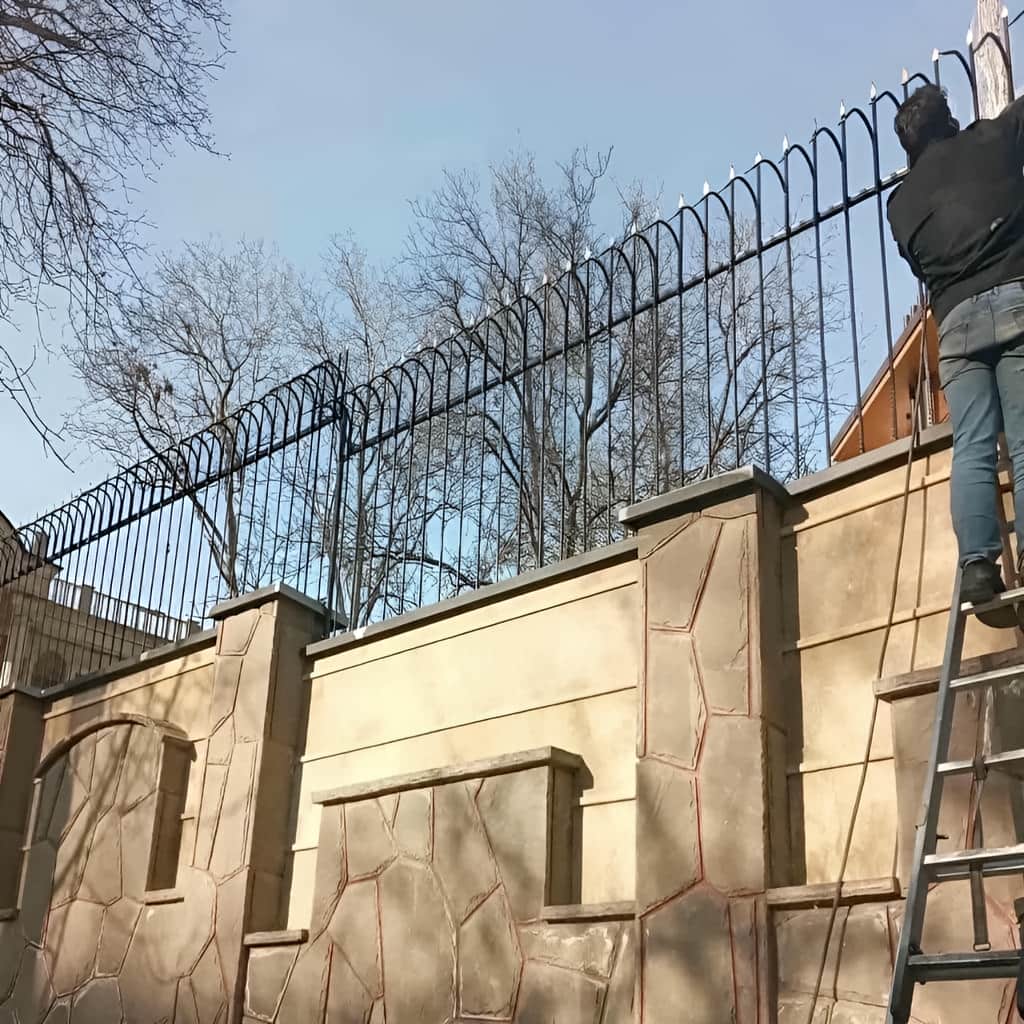 اجرای حفاظ دیوار رنگ کوره ای برای حیاط