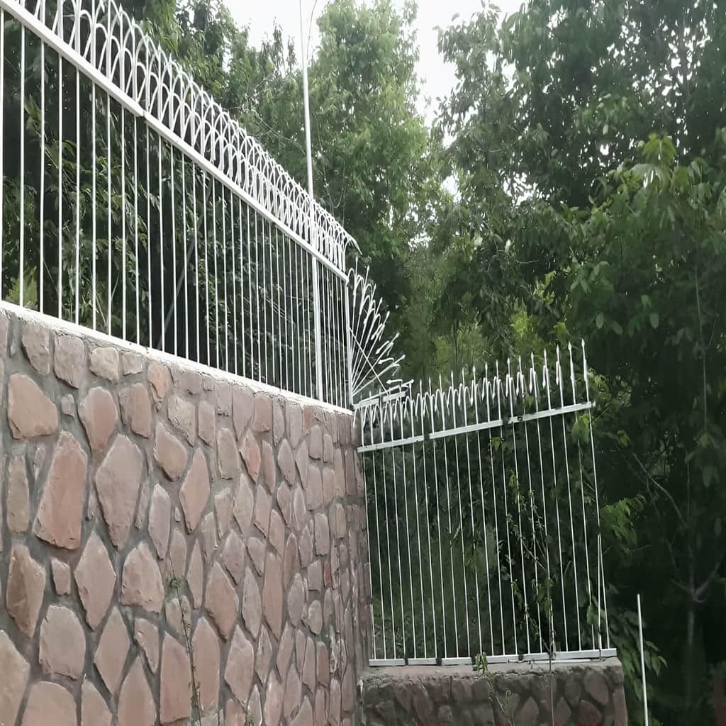 نصب حفاظ دیوار کلاسیک سرنیزه روی دیوار سنگی