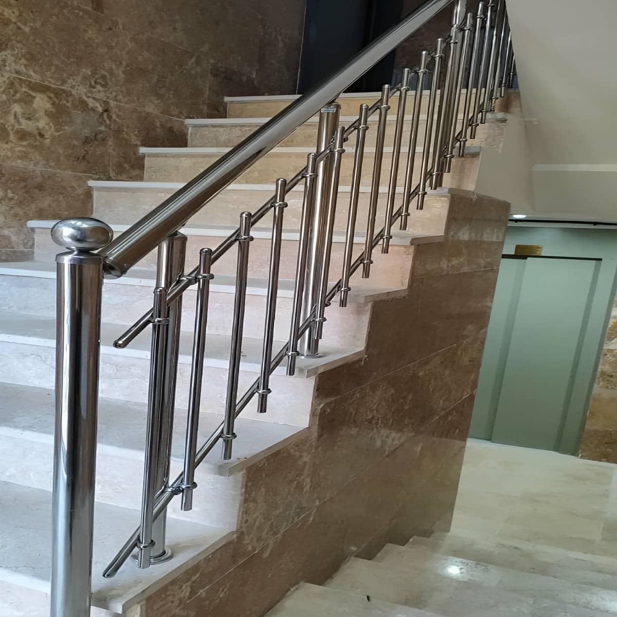 نرده استیل شیشه ای با هندریل براق و اجرای مرتب