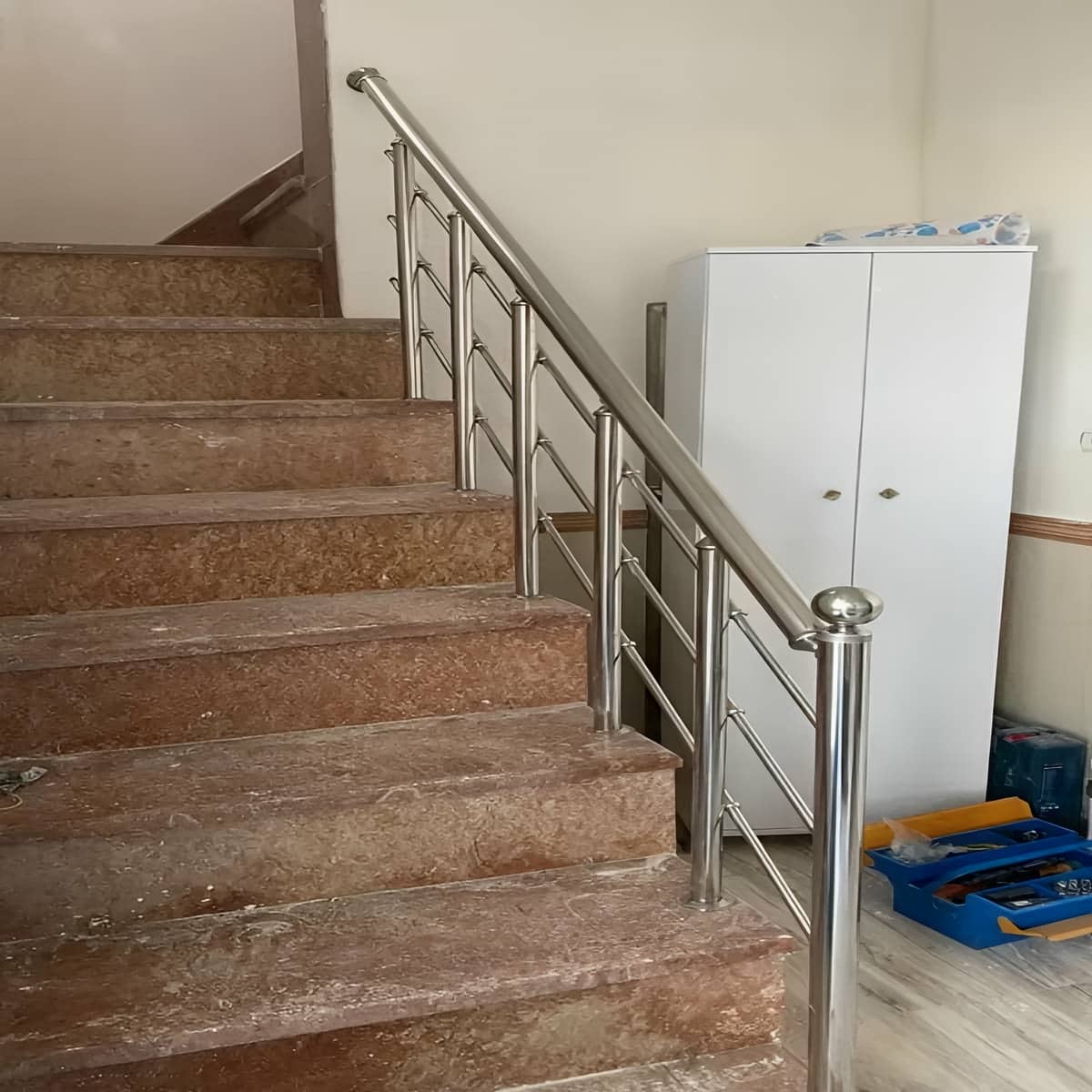 نرده استیل سفارشی مدرن با پایه مهار شده و نصب تمیز نرده استیل سفارشی مدرن