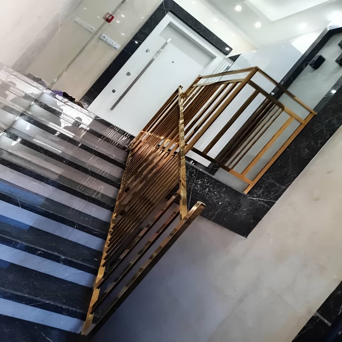 نرده استیل شیشه ای با یراق مقاوم و مهار شیشه