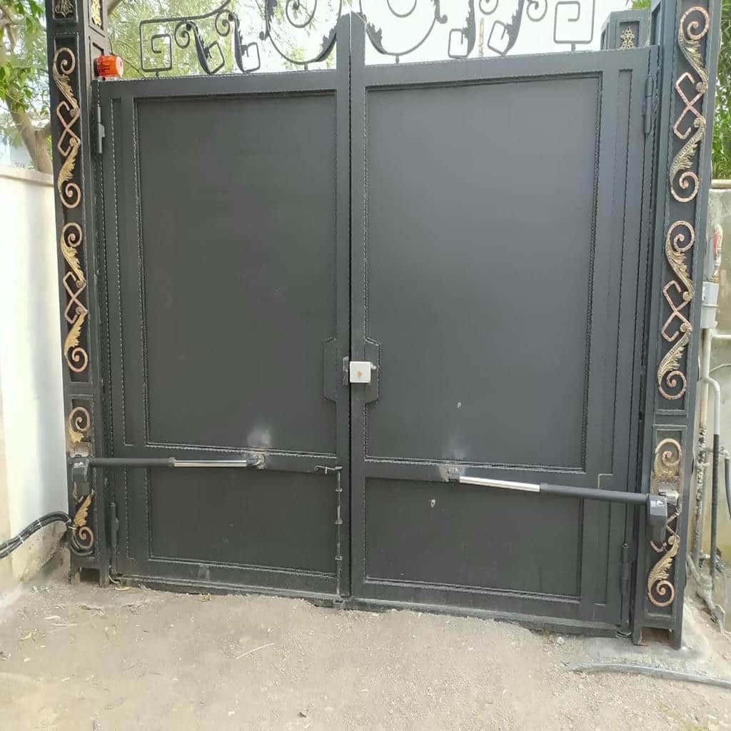 درب حیاط برقی با ریل صاف و تراز