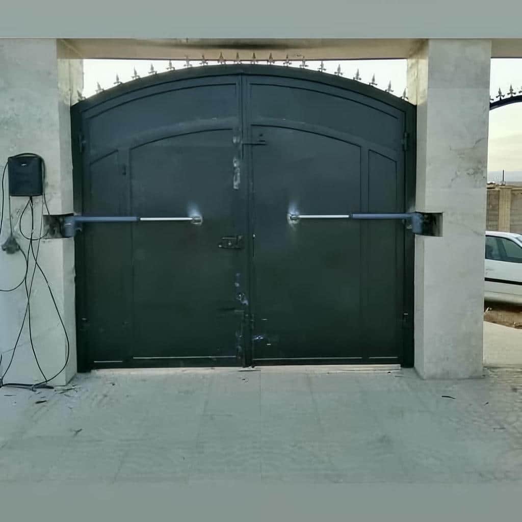 جک برقی درب ویلایی با موتور نصب شده روی درب فلزی