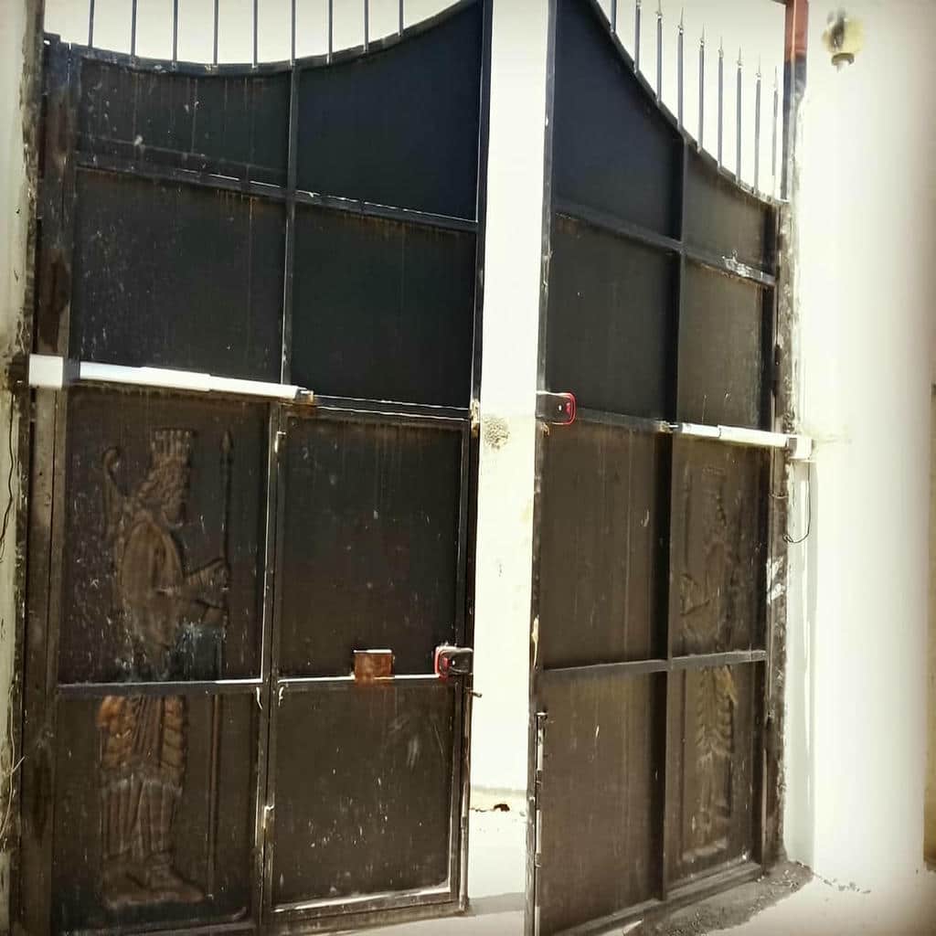 صدای زیاد جک درب پارکینگ با یاتاقان خراب داخل مسیر حرکت صدای زیاد جک درب پارکینگ با یاتاقان خراب داخل مسیر حرکت