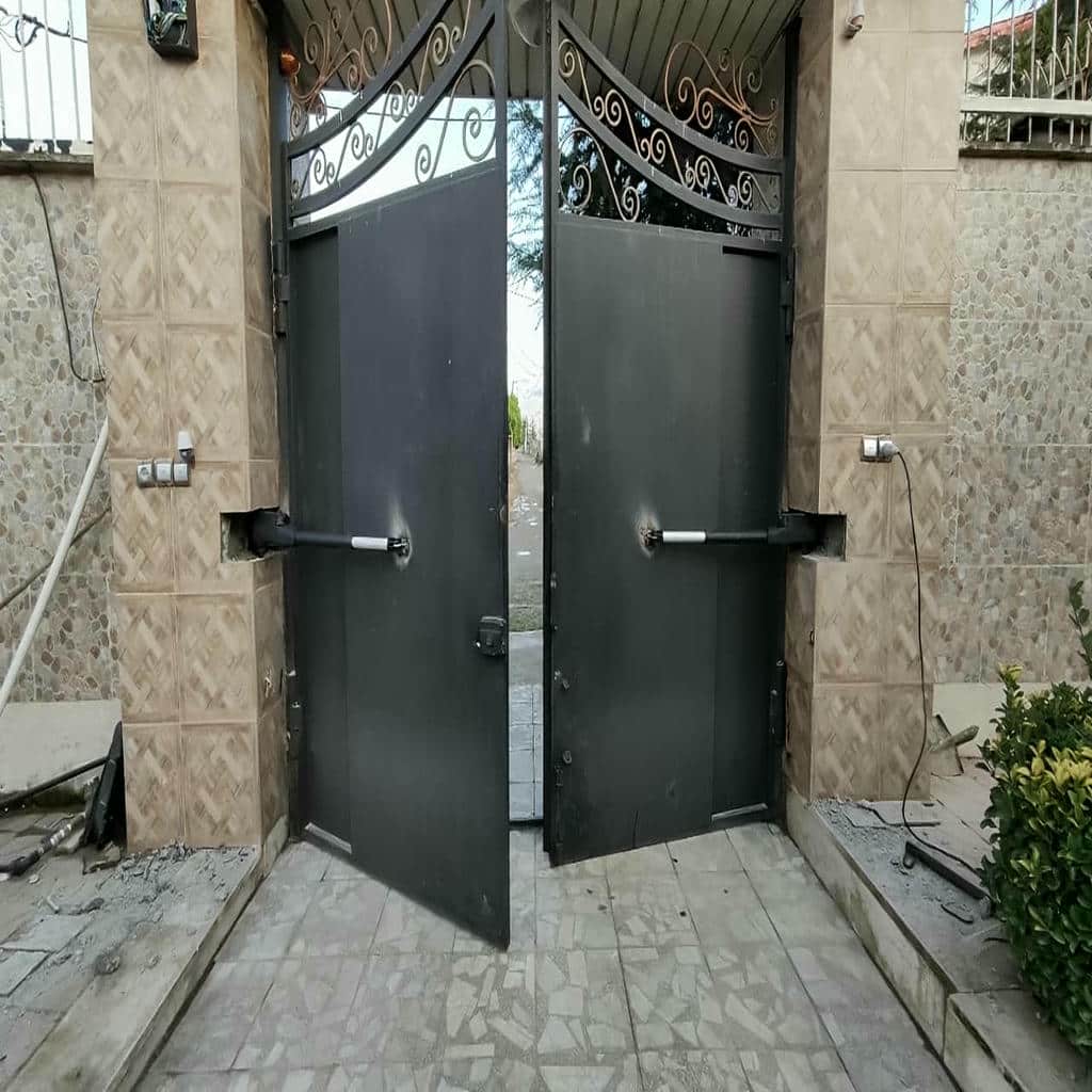 صدای زیاد جک درب پارکینگ با لولای خشک و نیازمند روانکاری حل مشکل صدای زیاد جک درب پارکینگ