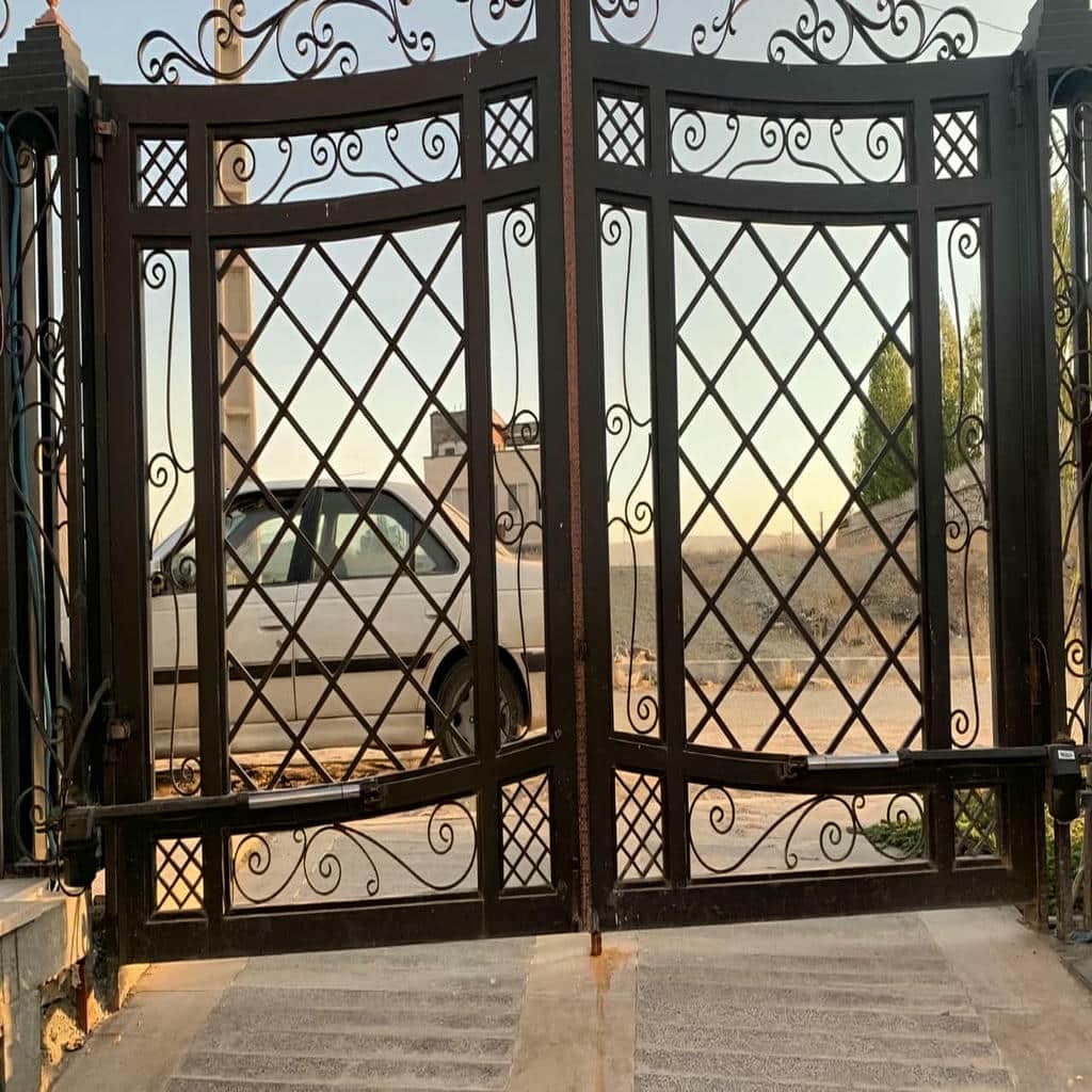 برندهای جک درب پارکینگ با موتور بازویی روی درب دولنگه برندهای قابل اعتماد جک درب پارکینگ