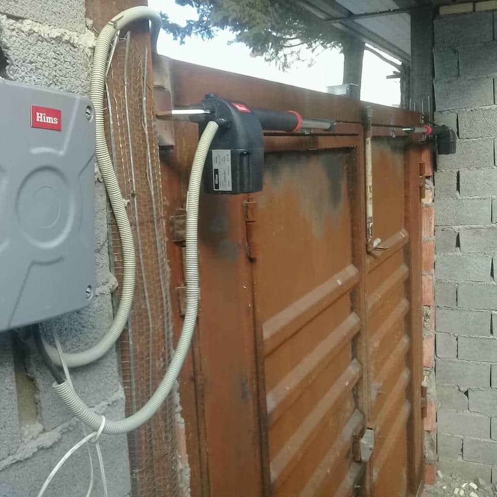 جک سنگین درب حیاط روی درب فلزی بزرگ