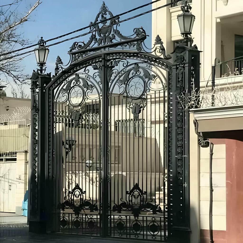 درب پارکینگ برش لیزری نصب شده روی ستون با چهارچوب تراز