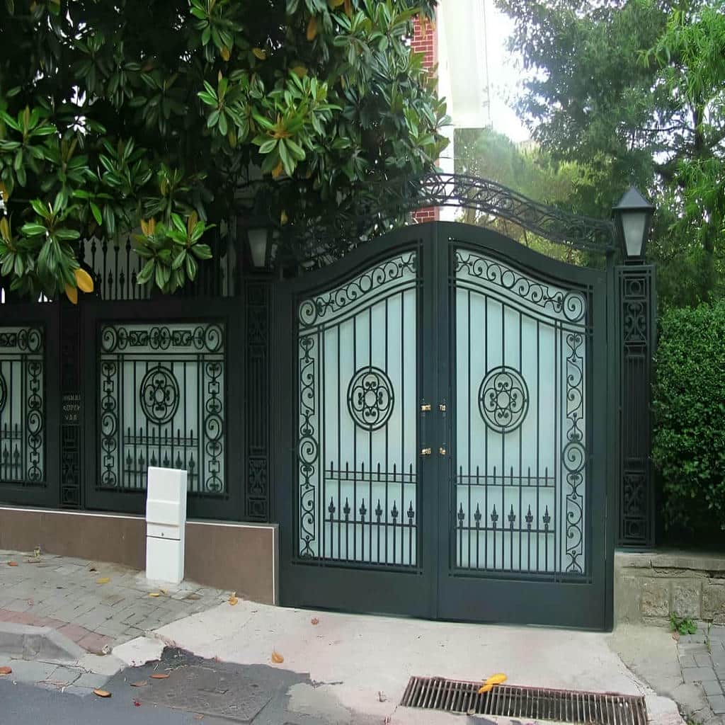 درب پارکینگ برش لیزری کلاسیک با قاب فلزی و یراق مقاوم