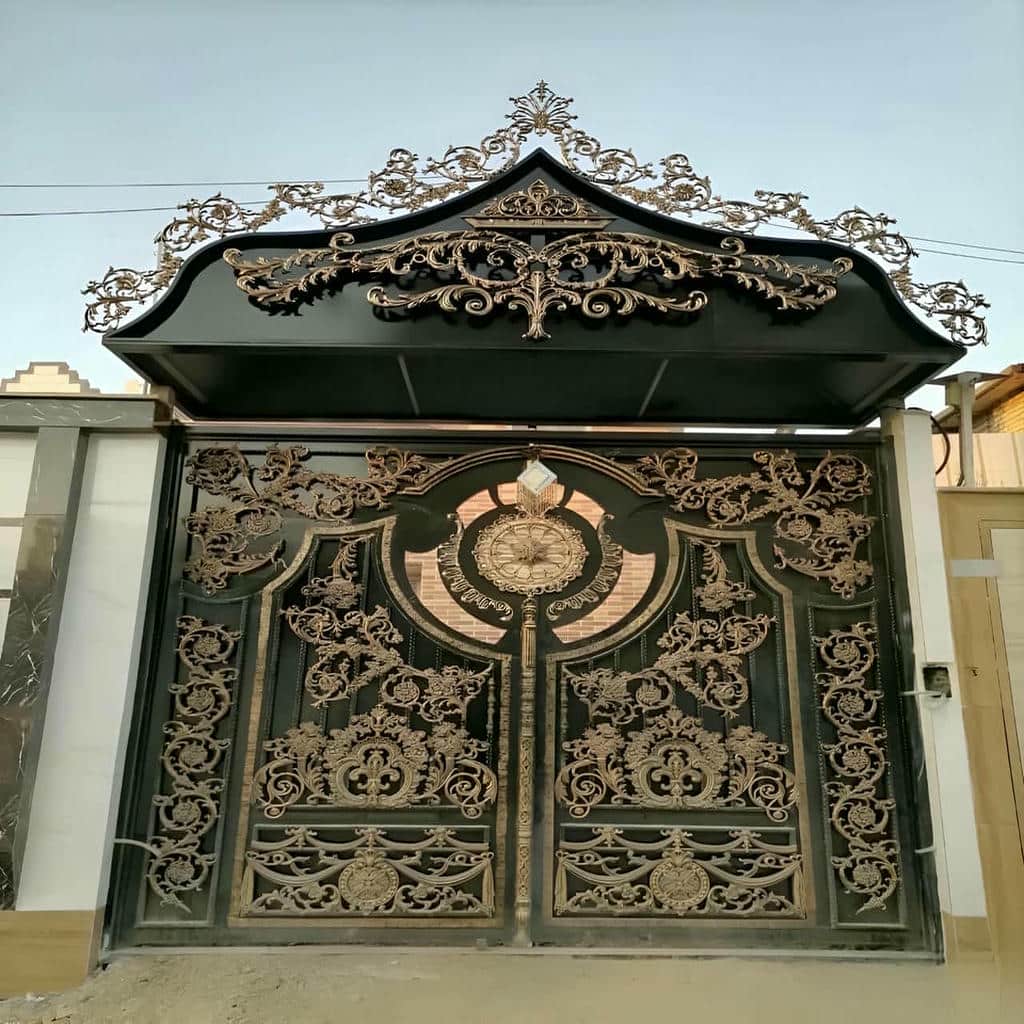 درب حیاط آهنی با طرح مدرن و خطوط منظم
