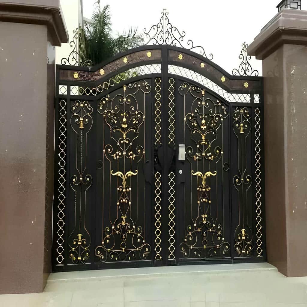درب حیاط آهنی با شاسی تقویت شده و جوش تمیز