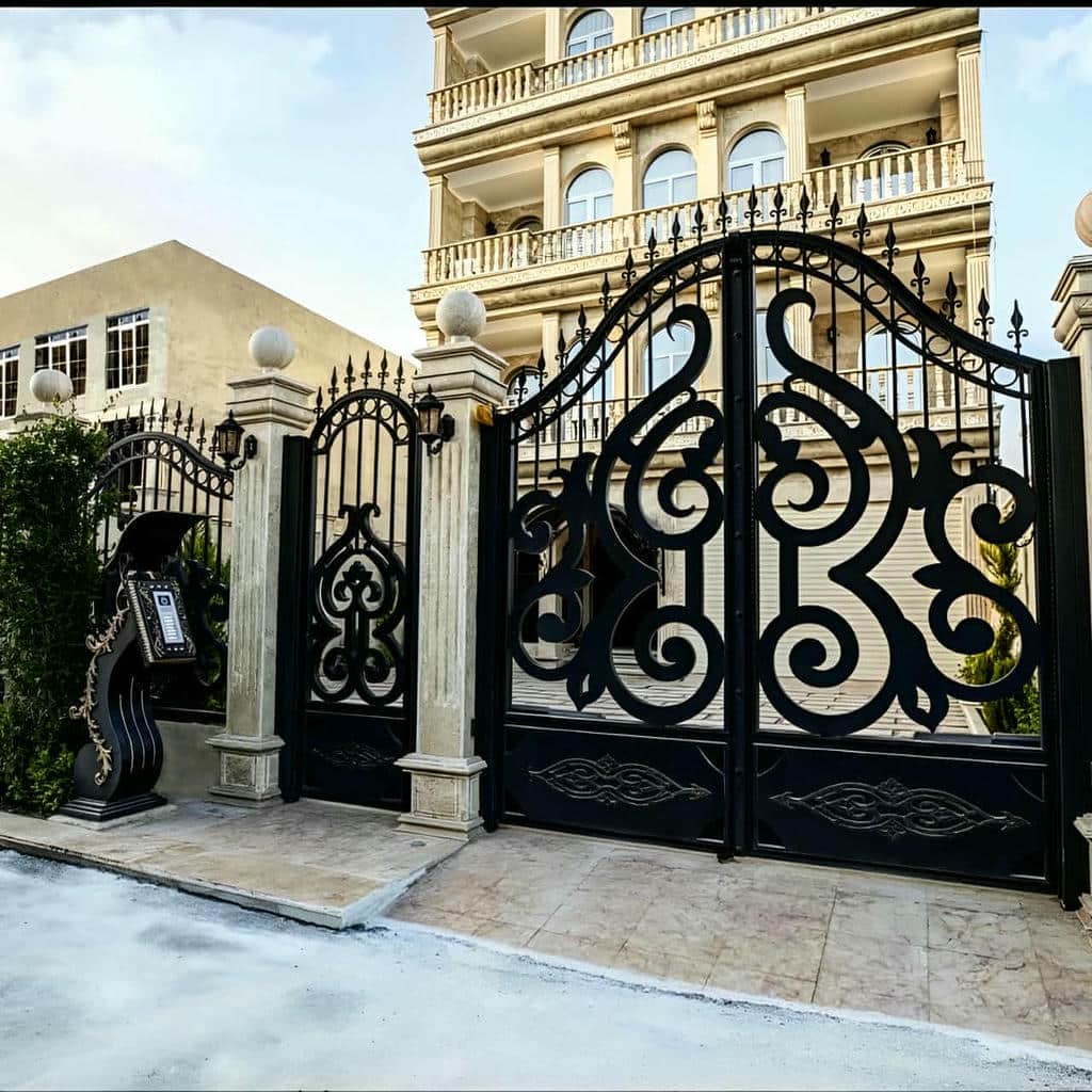 درب فلزی لاکچری با رنگ کوره ای هماهنگ با نما