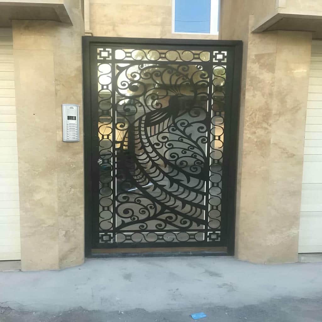 درب حیاط جدید با لولای محکم و تراز دقیق