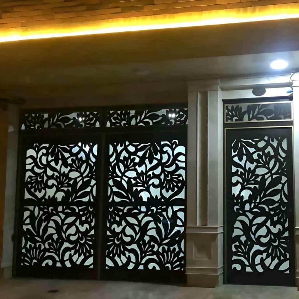 درب ورودی باغ با ریل روان برای عبور خودرو