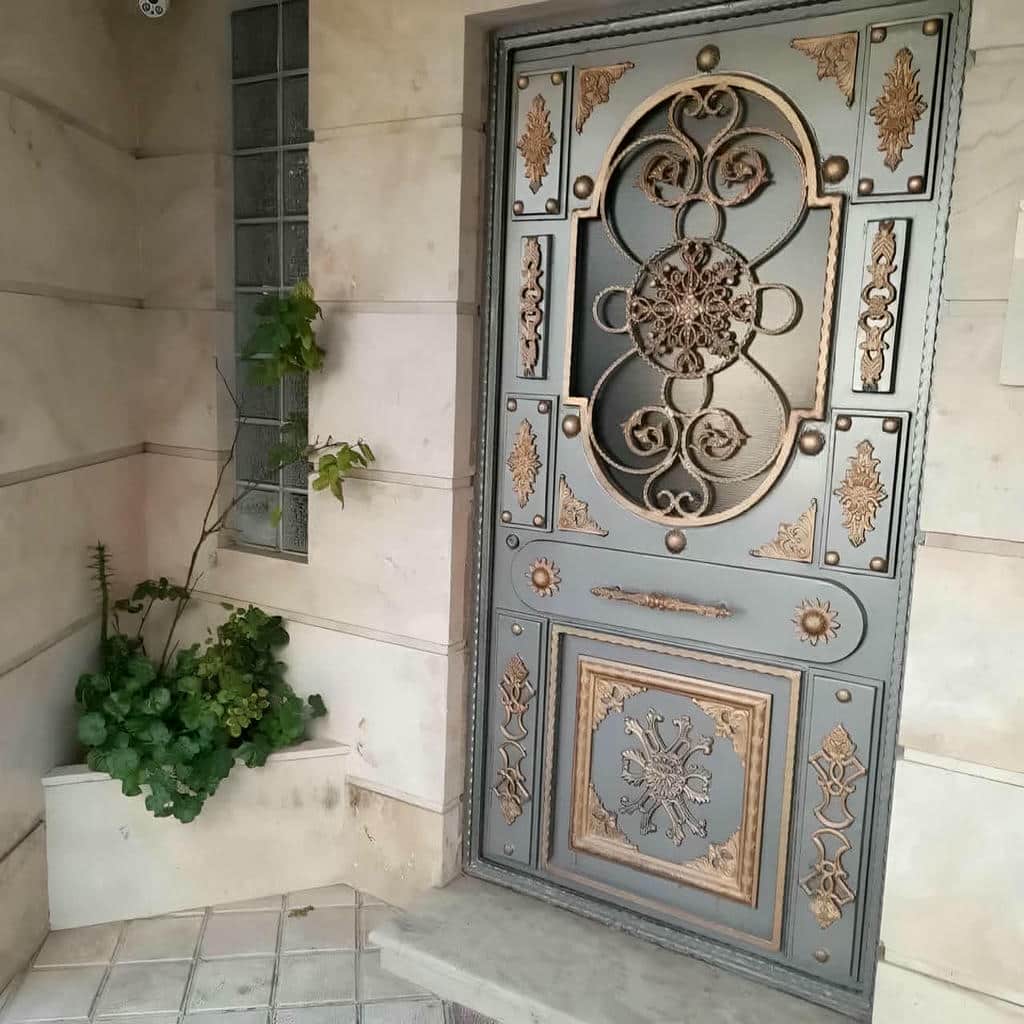 درب پارکینگ ساختمان مدرن با پروفیل افقی و سطح ساده