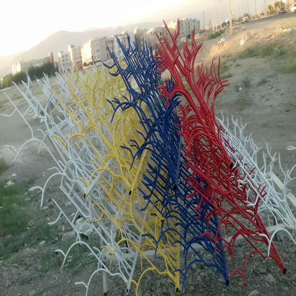 حفاظ آبشاری سفارشی با شاخه های منظم روی دیوار