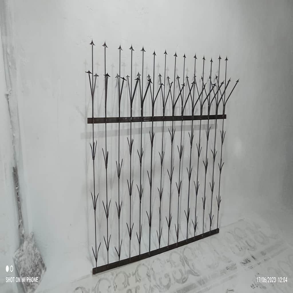 حفاظ نرده آهنی دیوار در بندر گناوه