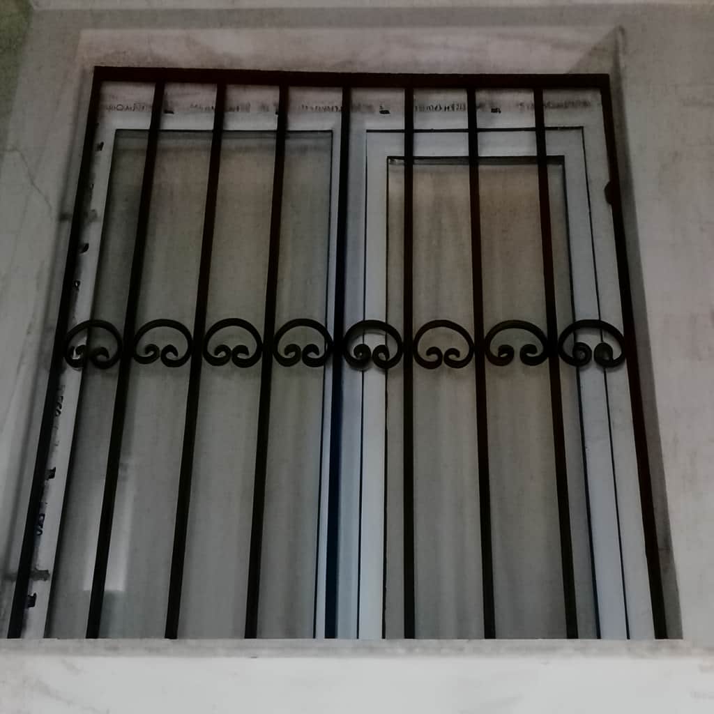 حفاظ پنجره ویلایی فرفورژه برای نمای کلاسیک