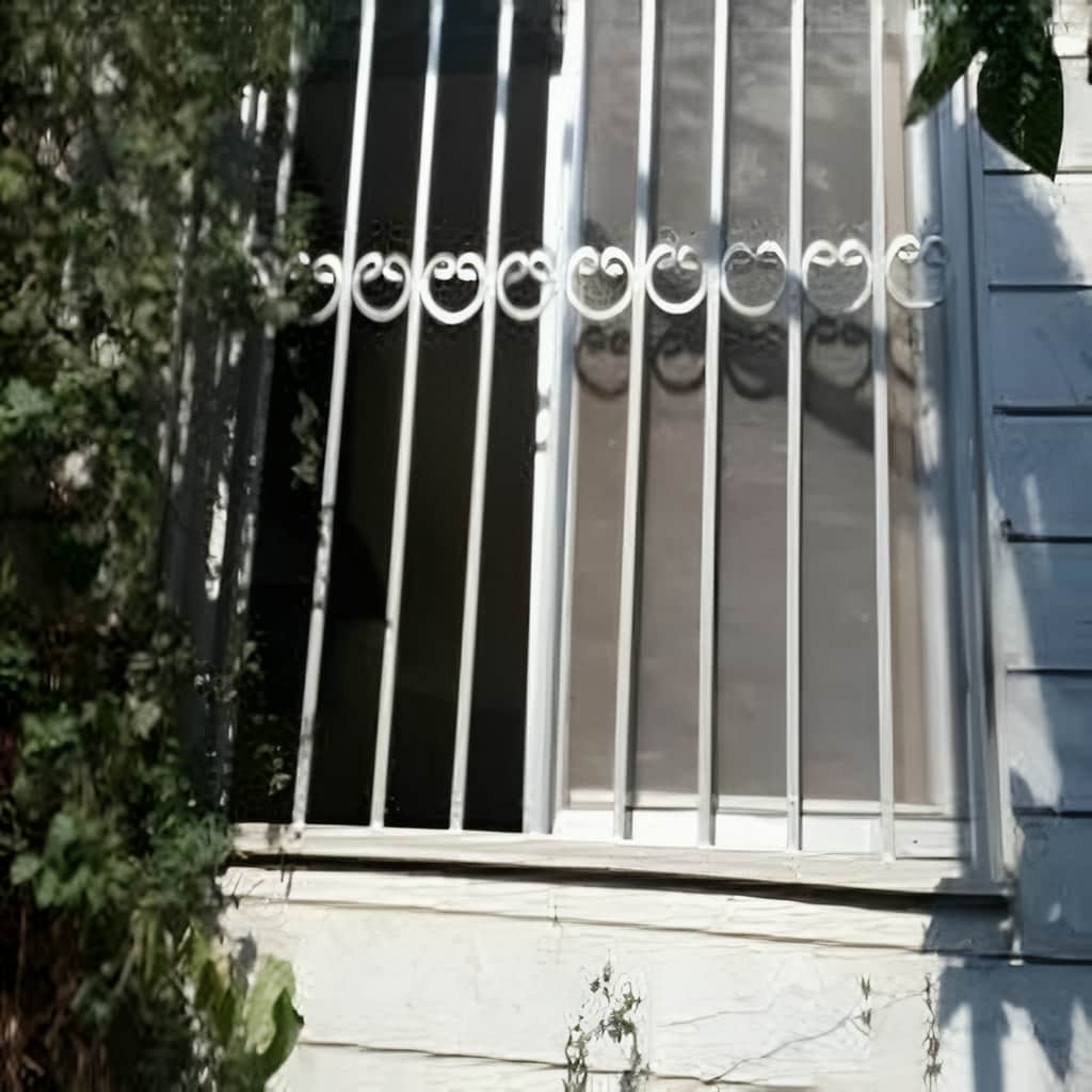 نرده پنجره در شرایط بارانی محیط نرده پنجره در شرایط بارانی محیط