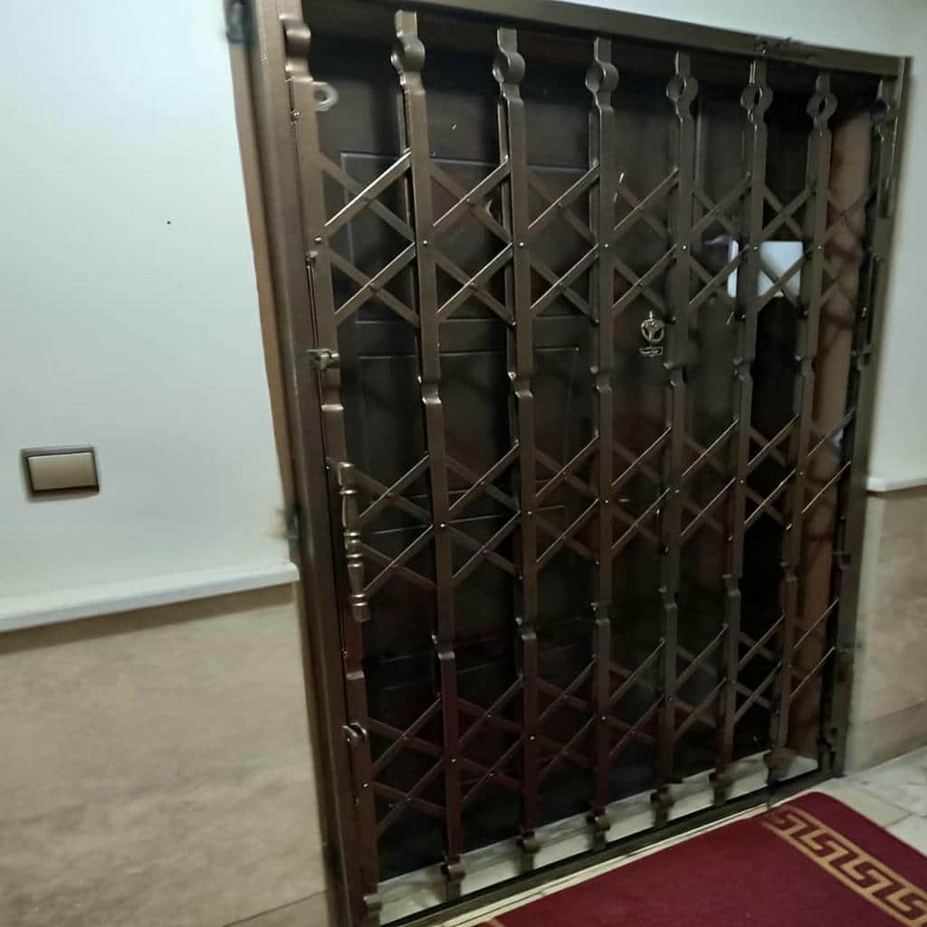 درب آکاردئونی ضد سرقت در محله شهرک آتی ساز