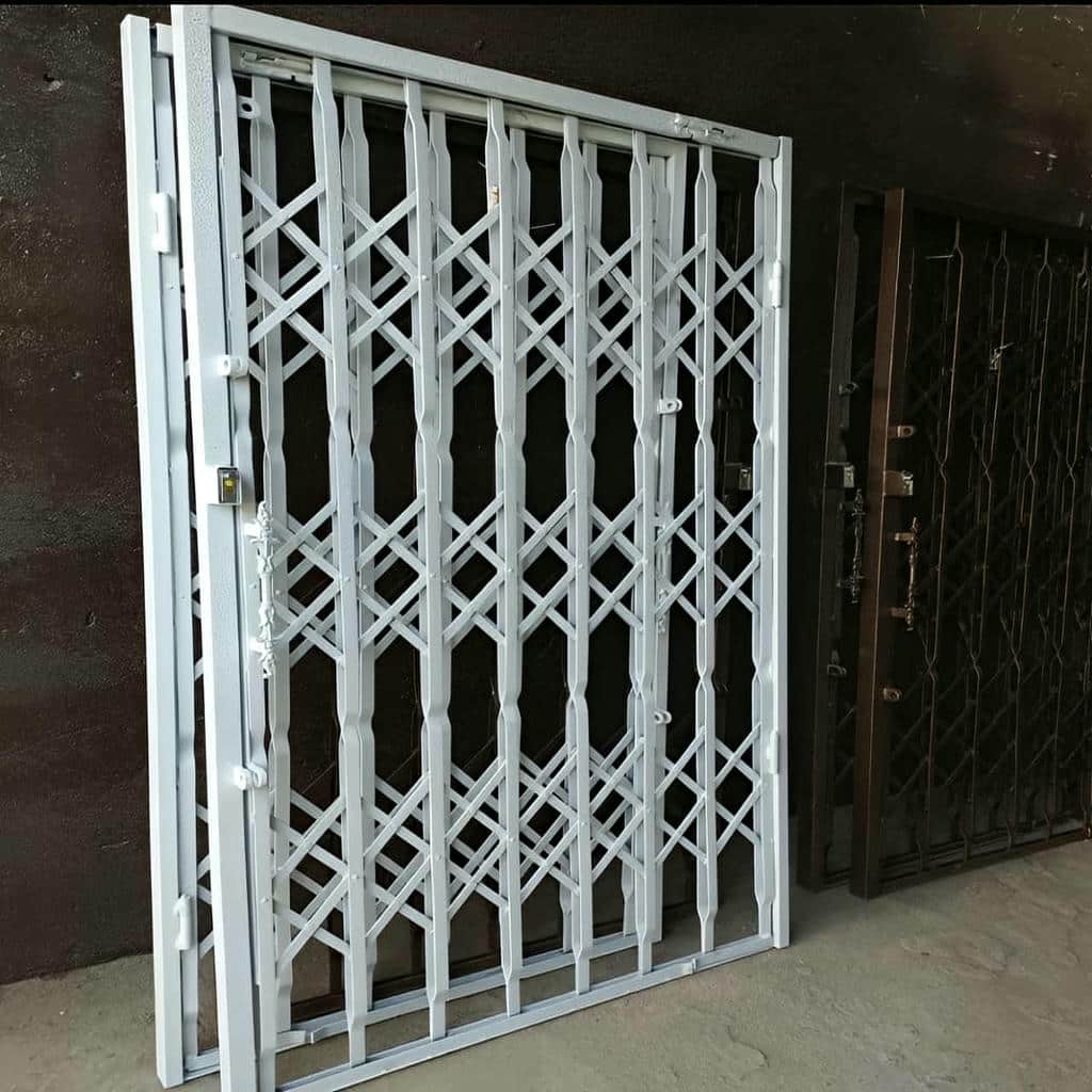 درب آکاردئونی در محله تهرانسر