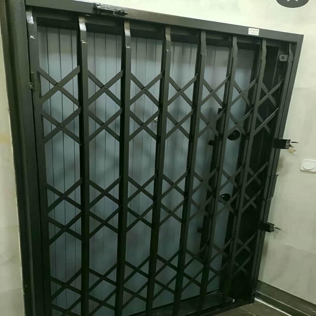 حفاظ درب آکاردئونی در محله یوسف آباد