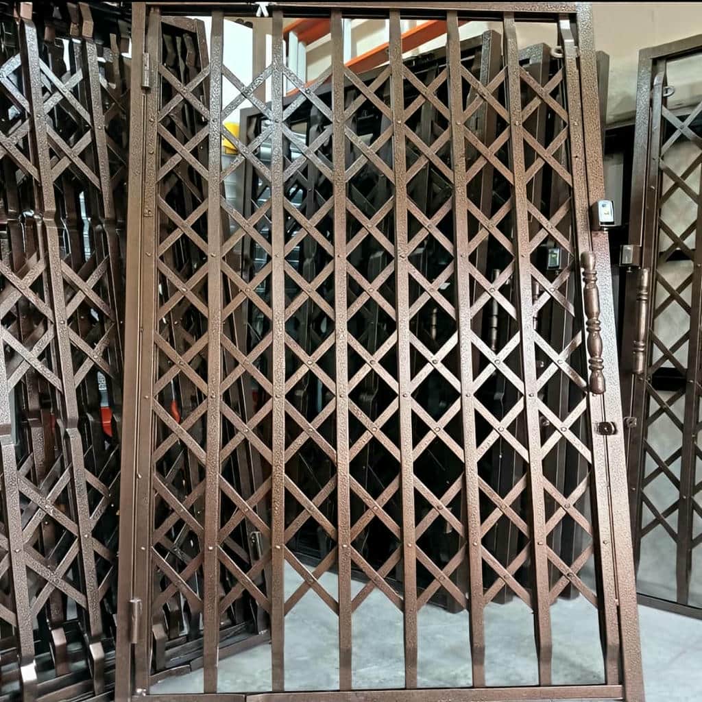 مدل‌ها و ویژگی‌های مختلف درب آکاردئونی