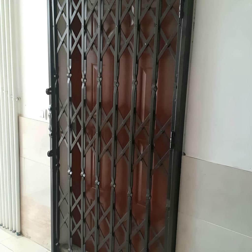 حفاظ درب آکاردئونی در بندر عباس