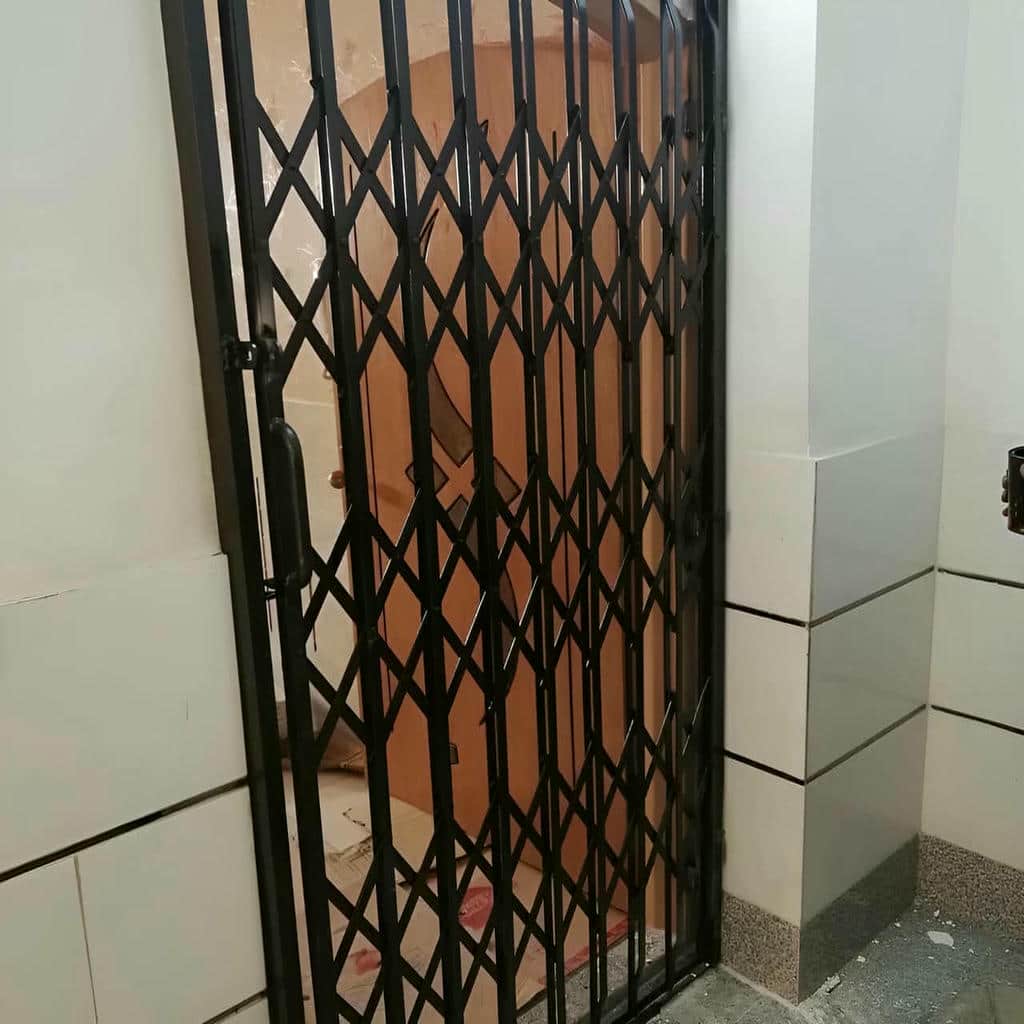 حفاظ درب آکاردئونی در بندر دیلم