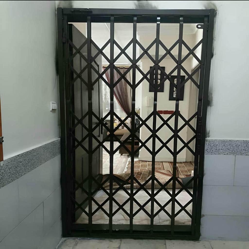 درب آکاردئونی در محله شهرک گلستان (راه آهن)