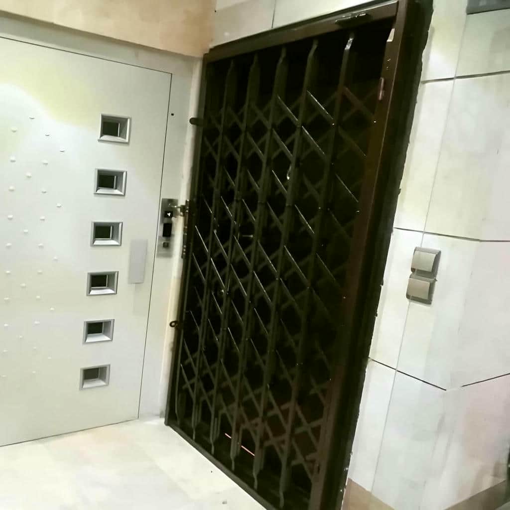 حفاظ جمع شونده با ابعاد سفارشی روی چهارچوب ورودی