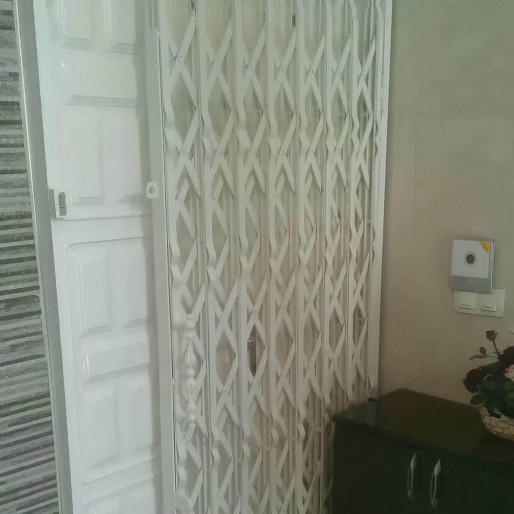 حفاظ درب ضد سرقت نصب شده روی چهارچوب فلزی