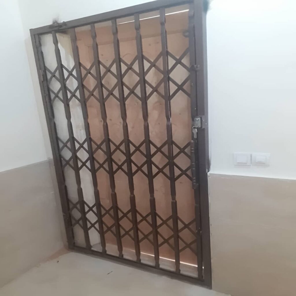 حفاظ درب آکاردئونی در محله اختیاریه