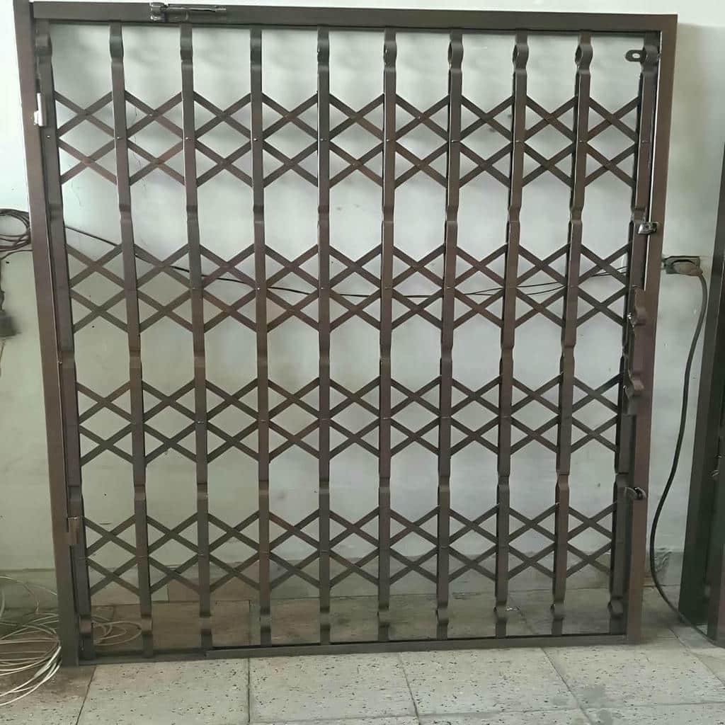 درب حفاظتی آپارتمان با قفل ساده و ظاهر مینیمال