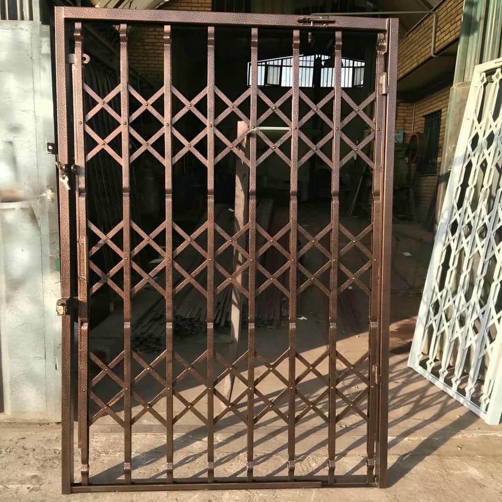 نرده آکاردئونی با پروفیل فلزی و اتصالات منظم