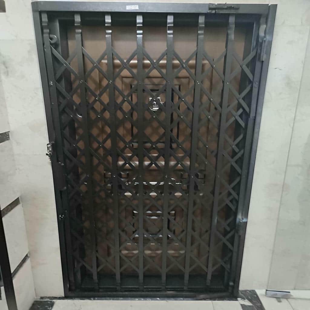 نرده آکاردئونی در نمونه کار نصب شده روی چهارچوب