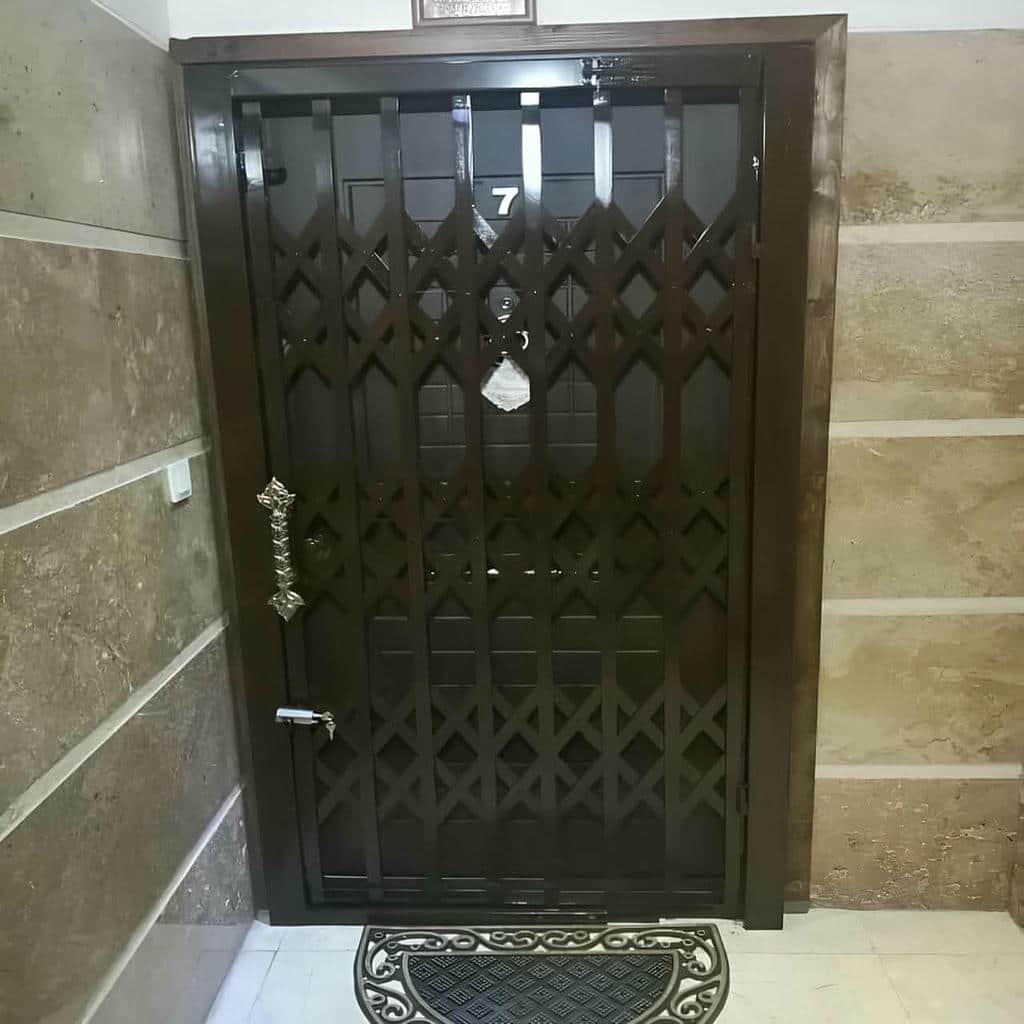 حفاظ درب آکاردئونی در محله ولیعصر