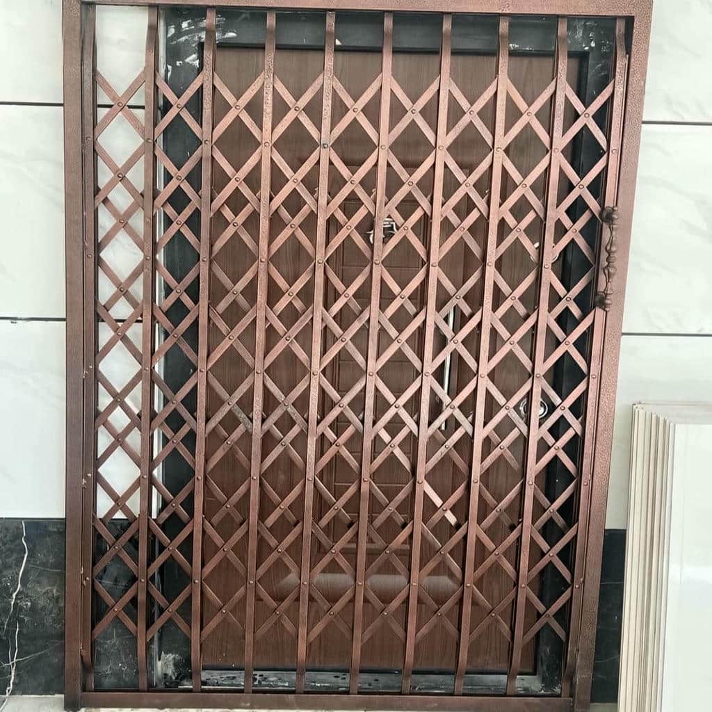 حفاظ درب آکاردئونی در یاسوج