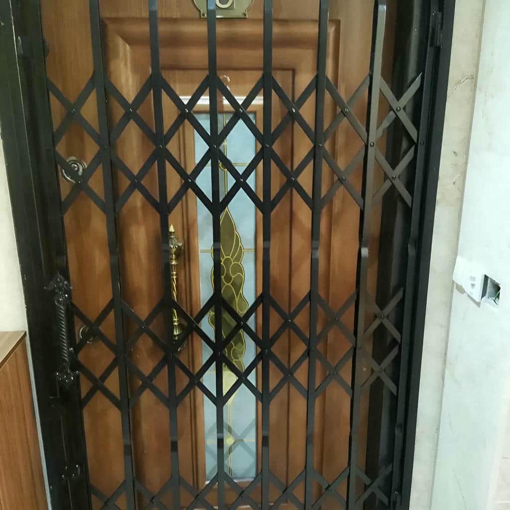 حفاظ درب آکاردئونی در شیراز