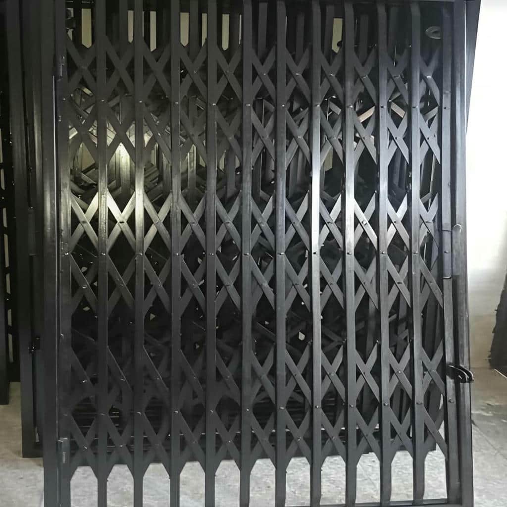 حفاظ درب آکاردئونی در رفسنجان
