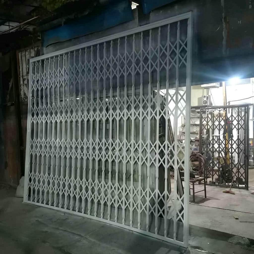 درب آکاردئونی آپارتمان با جمع شدن منظم کنار چهارچوب