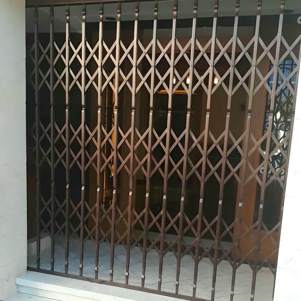 درب حفاظتی آپارتمان با خطوط ساده مناسب نمای مدرن