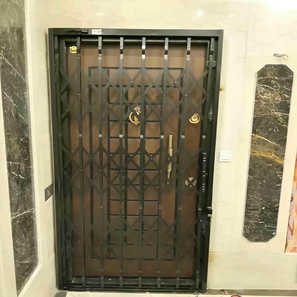 حفاظ درب آکاردئونی در اصفهان