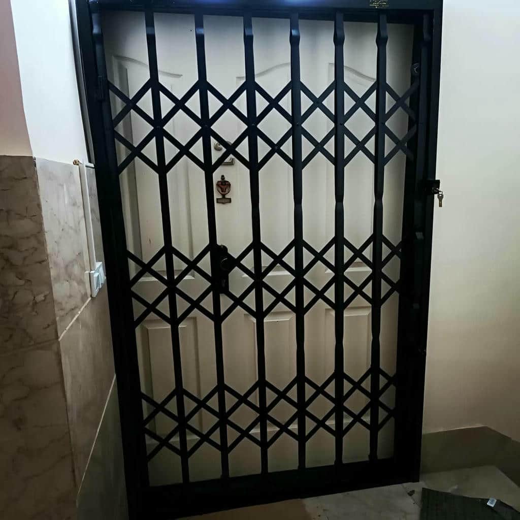 درب آکاردئونی آپارتمان نصب شده روی ورودی کم عرض