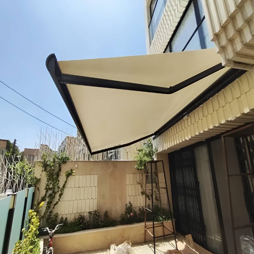 سایبان پارکینگ هنگام اندازه گیری فضای خودرو