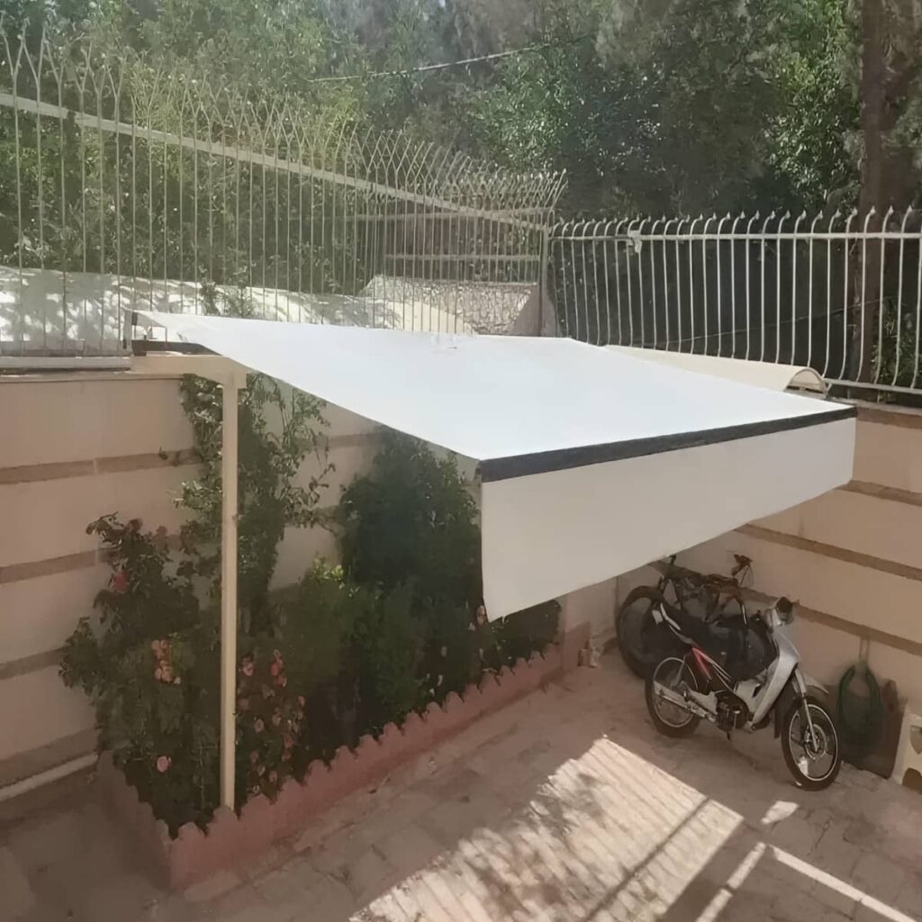 سایبان پارکینگ با پوشش روشن و سازه منظم